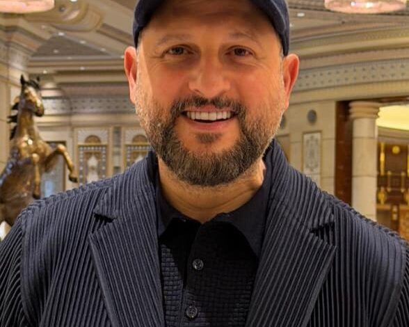 الفنان عماد زيادة يصل إلى الرياض لحضور Joy Awards ويصفه بالأقوى في الوطن العربي