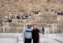 الفنان العالمي براين آدمز وأسرته يزورون منطقة أهرامات الجيزة الفنان العالمي براين آدمز وأسرته يزورون منطقة أهرامات الجيزة