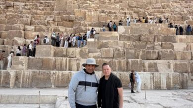 الفنان العالمي براين آدمز وأسرته يزورون منطقة أهرامات الجيزة الفنان العالمي براين آدمز وأسرته يزورون منطقة أهرامات الجيزة