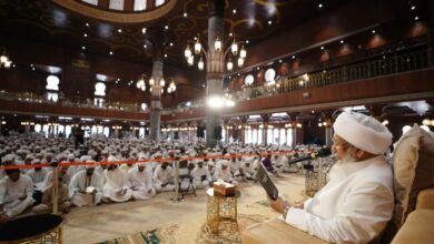 عشرات الآلاف يرفعون أكفّ الضراعة للسلام العالمي في “جامع الفتوح” بالهند